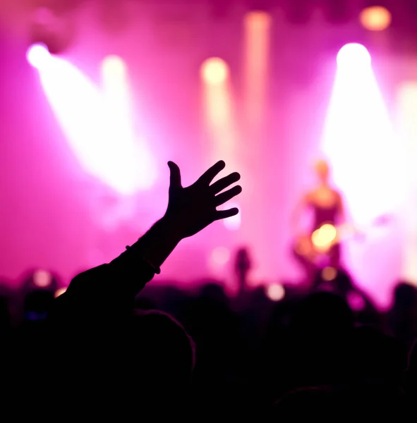 Siluetas de la multitud de conciertos frente a luces de escenario brillantes — Foto de Stock