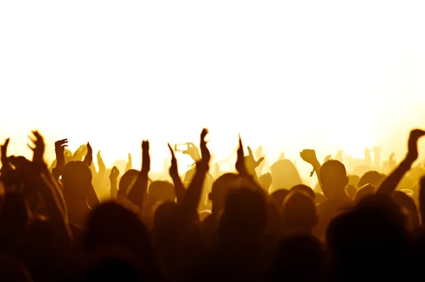 Sylwetki tłumu koncertowego przed jasnymi światłami sceny — Zdjęcie stockowe