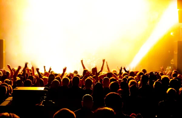 Силуети концертного натовпу перед яскравими сценічними вогнями — стокове фото