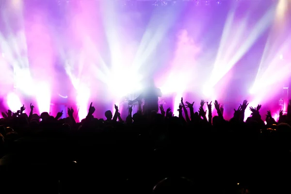 Silhouettes of concert crowd in front of bright stage lights — Stock Photo, Image