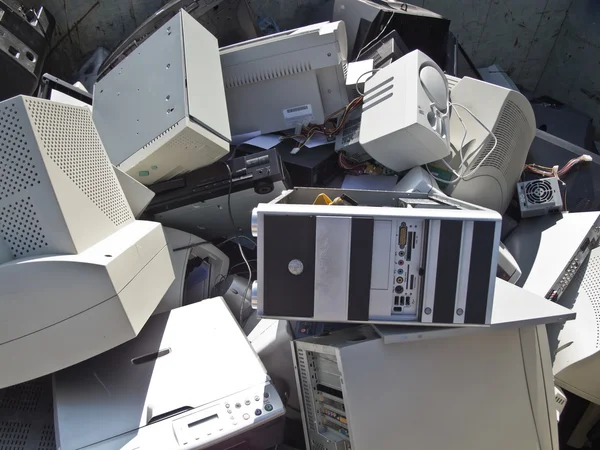 Discarded obsolete electronic equipment / computer scrap — Stock Photo, Image