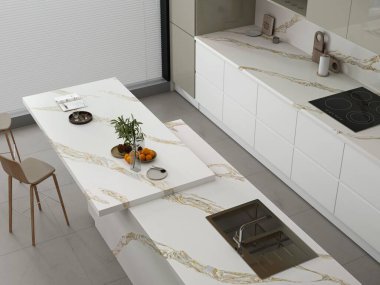 Çağdaş mutfak düzeneği, desenli duvar kiremitleri, gösterişli dolaplar ve cilalı kuvars yüzeyi. Modelleme. 3 Boyutlu Çizimler. 3B Hazırlama