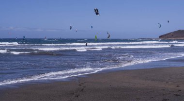 Atlantik Okyanusu 'nda rüzgar sörfü ve uçurtma sörfü