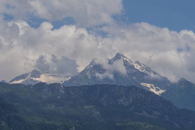 Dağ manzarası, orman tepeleri ve karla kaplı bayır.