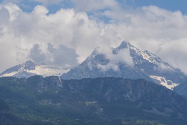 Dağ manzarası, orman tepeleri ve karla kaplı bayır.