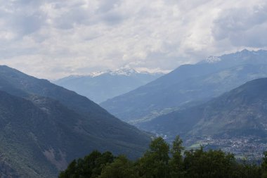 Dağ manzarası, orman tepeleri ve karla kaplı bayır.