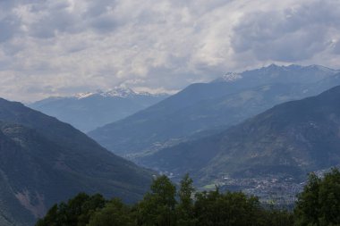 Dağ manzarası, orman tepeleri ve karla kaplı bayır.