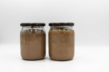 Cam kavanozlarda saklanmış yumuşak tavuk ciğeri. Geleneksel ev yapımı, lezzetli ve pürüzsüz bir tadı var. Sandviç, abur cubur ve kırsal mutfak yemekleri için ideal..