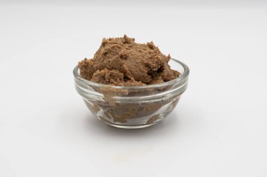 Küçük bir cam kasede sergilenen yumuşak ve kremalı tavuk ciğeri. Sandviç ve aperatifler için nefis bir ziyafet. Mutfak ve tarif projeleri için basit, temiz, minimal gıda sunumu.