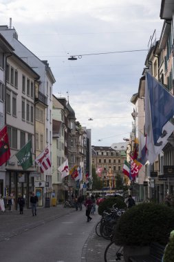 Tarihi evleri ve İsviçre bayraklarıyla Zürih eski şehir sokakları