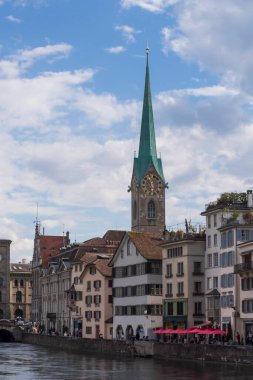Zürih 'in panoramik şehir manzarası. Eski evler, kilise kuleleri ve Limmat nehri kıyısında. İsviçre mimarisi ve Avrupa kültür mirasının manzaralı görüntüsü.