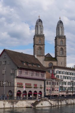 Zürih 'in panoramik şehir manzarası. Eski evler, kilise kuleleri ve Limmat nehri kıyısında. İsviçre mimarisi ve Avrupa kültür mirasının manzaralı görüntüsü.