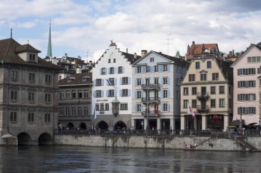Zürih 'in panoramik şehir manzarası. Eski evler, kilise kuleleri ve Limmat nehri kıyısında. İsviçre mimarisi ve Avrupa kültür mirasının manzaralı görüntüsü.