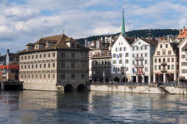 Zürih 'in panoramik şehir manzarası. Eski evler, kilise kuleleri ve Limmat nehri kıyısında. İsviçre mimarisi ve Avrupa kültür mirasının manzaralı görüntüsü.