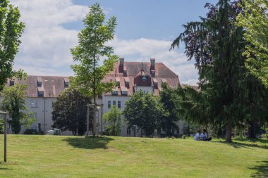Tarihi cepheleri ve Constance Gölü yakınlarında kırmızı kiremitli çatıları olan Lindau 'nun eski kasaba mimarisi.