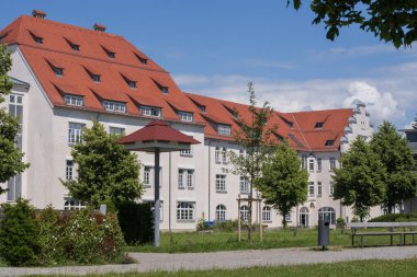 Tarihi cepheleri ve Constance Gölü yakınlarında kırmızı kiremitli çatıları olan Lindau 'nun eski kasaba mimarisi.