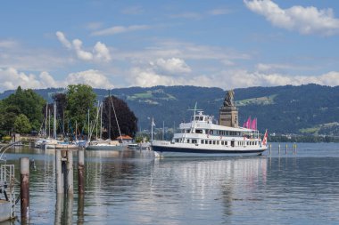 Yolcu gemisi, deniz feneri ve tarihi binalarla Lindau limanının turizm manzarası. Almanya 'da Constance Gölü üzerinde popüler hedef.