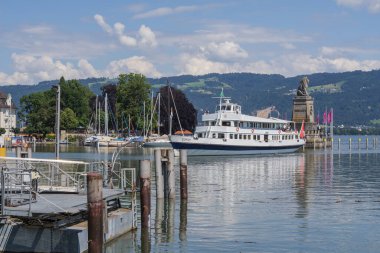 Yolcu gemisi, deniz feneri ve tarihi binalarla Lindau limanının turizm manzarası. Almanya 'da Constance Gölü üzerinde popüler hedef.