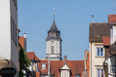 Tarihi cepheleri ve Constance Gölü yakınlarında kırmızı kiremitli çatıları olan Lindau 'nun eski kasaba mimarisi.