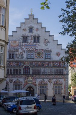 Tarihi cepheleri ve Constance Gölü yakınlarında kırmızı kiremitli çatıları olan Lindau 'nun eski kasaba mimarisi.