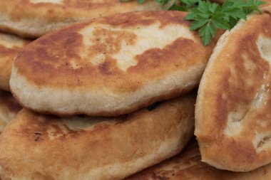 Klasik Ev Yapımı Ev Yapımı Patates Pastaları Beyaz Tabakta İzole Edildi