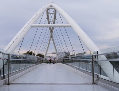 Atina, Yunanistan 'da beyaz çelik kemerli ve cam parmaklıklı yaya köprüsü