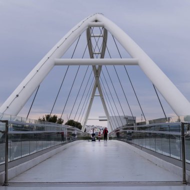 Atina, Yunanistan 'da beyaz çelik kemerli ve cam parmaklıklı yaya köprüsü