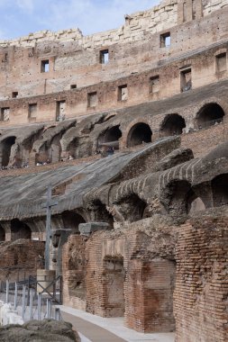 Kolezyum 'un içine bak tuğla kemerler, taş koridorlar ve antik harabeleri göster. Klasik uygarlığı temsil eden dünya çapında bir Roma simgesi.
