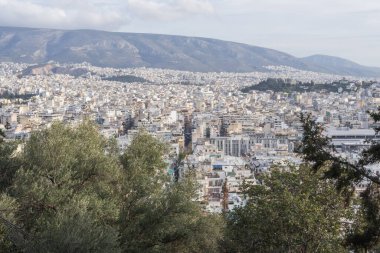 Atina 'nın panoramik kent manzarası Filopappou Tepesi' nden çekilerek Yunanistan 'daki yoğun yerleşim alanları ve çevre dağları gösterildi.