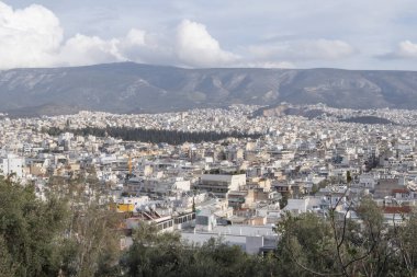 Atina 'nın panoramik kent manzarası Filopappou Tepesi' nden çekilerek Yunanistan 'daki yoğun yerleşim alanları ve çevre dağları gösterildi.