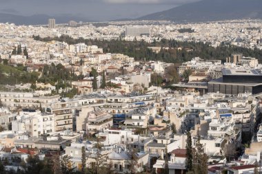 Atina 'nın panoramik kent manzarası Filopappou Tepesi' nden çekilerek Yunanistan 'daki yoğun yerleşim alanları ve çevre dağları gösterildi.