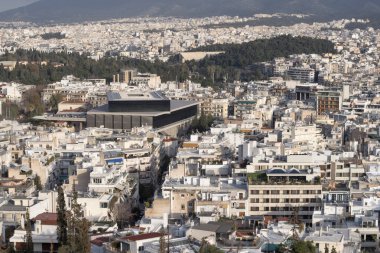 Atina 'nın panoramik kent manzarası Filopappou Tepesi' nden çekilerek Yunanistan 'daki yoğun yerleşim alanları ve çevre dağları gösterildi.