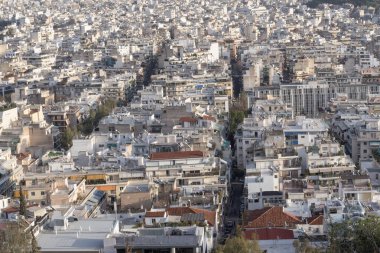 Atina 'nın panoramik kent manzarası Filopappou Tepesi' nden çekilerek Yunanistan 'daki yoğun yerleşim alanları ve çevre dağları gösterildi.
