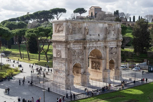 Roma, İtalya 'da Konstantin Kemeri. Tanınmış antik Roma zafer kemeri, tarihi anıt ve turist simgesi.