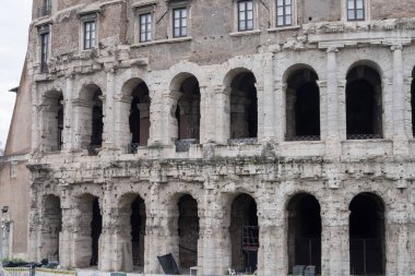 Roma 'daki Teatro di Marcello' nun dış görünüşü. Antik Roma taş tiyatrosunda kemerler ve tarihi mimari ayrıntılar.