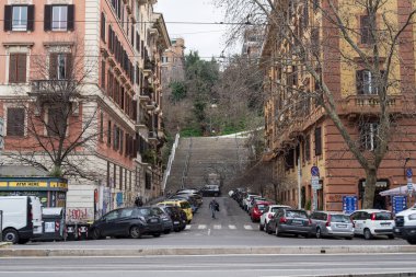 Trastevere Roma 'da halk tramvayı, tarihi apartmanlar ve Roma mimarisi ile özgün şehir hayatı.