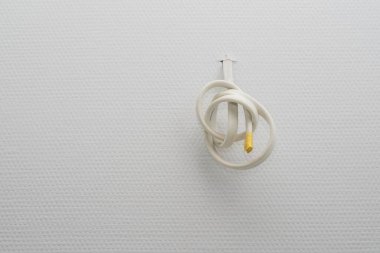 Duvardan gelen elektrik kablosu bitmemiş kablolama iç yapı yenileme konsepti