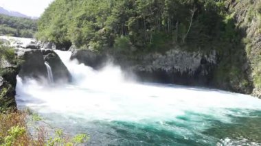 Petrohue Şelaleleri 'nin güçlü çağlayanı ile Lush Valdivian Ormanı