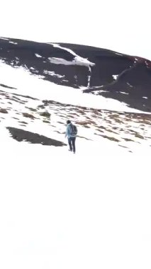 Yürüyüşçü Kadın Parlak Karlı Volkanik Yokuşta Kutluyor. Osorno VOlcano, Şili