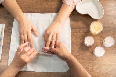 Güzellik salonunda profesyonel manikür yaptıran bir kadın. Manikür yapan kadın.