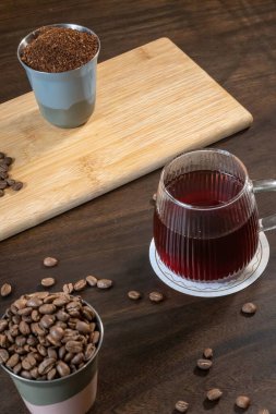 Fasulye ve Chemex 'li taze siyah kahve. Az demlenmiş kimya filtresi kahve yapıyorum.