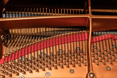 Bir piyanonun içinde. Piyanonun içindeki çekiçlere ve tellere yakından bakın. Müzik aletleri