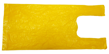 Kırışık sarı çöp torbası şeffaf bir arka planda izole edilmiş. Gerçek yüksek yoğunluklu polietilen plastik torba. HDPE müşterisi, plastik atık ve kirlilik.