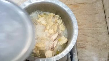 Tenceredeki Lid 'i et suyunda kaynatan tavukla çıkarıyorum, Yemek Hazırlama Kapanışı