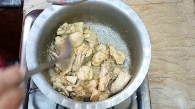 Fırında haşlanmış tavuk, tencerede kurutulmuş et, yemek hazırlığı...