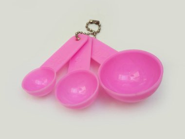 Pembe Plastik Ölçüm Kaşıkları Beyaz Arkaplanda Ayrı Kılavuz