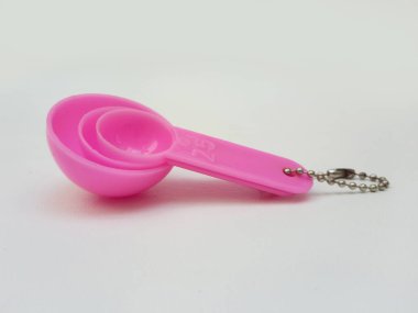 Pembe Plastik Ölçüm Kaşıkları Beyaz Arkaplanda Ayrı Kılavuz