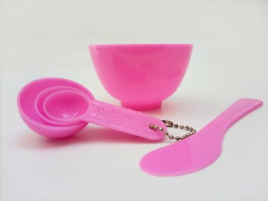 Pembe Plastik Ölçme Kaşıkları, Beyaz Arkaplan 'da Karma Kase ve Yüz Maskesi Spatula İzole Edildi