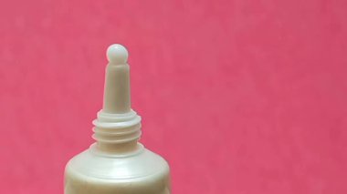 Beyaz Göz Kremi dokusu Pembe Arkaplan 'daki Tüp' ten Sıkıştırıldı, Cilt Yakın