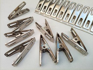 Beyaz Arkaplanda Paslanmaz Çelik Mandallar. Metal Giysiler Mandallar Şablon Sırasına